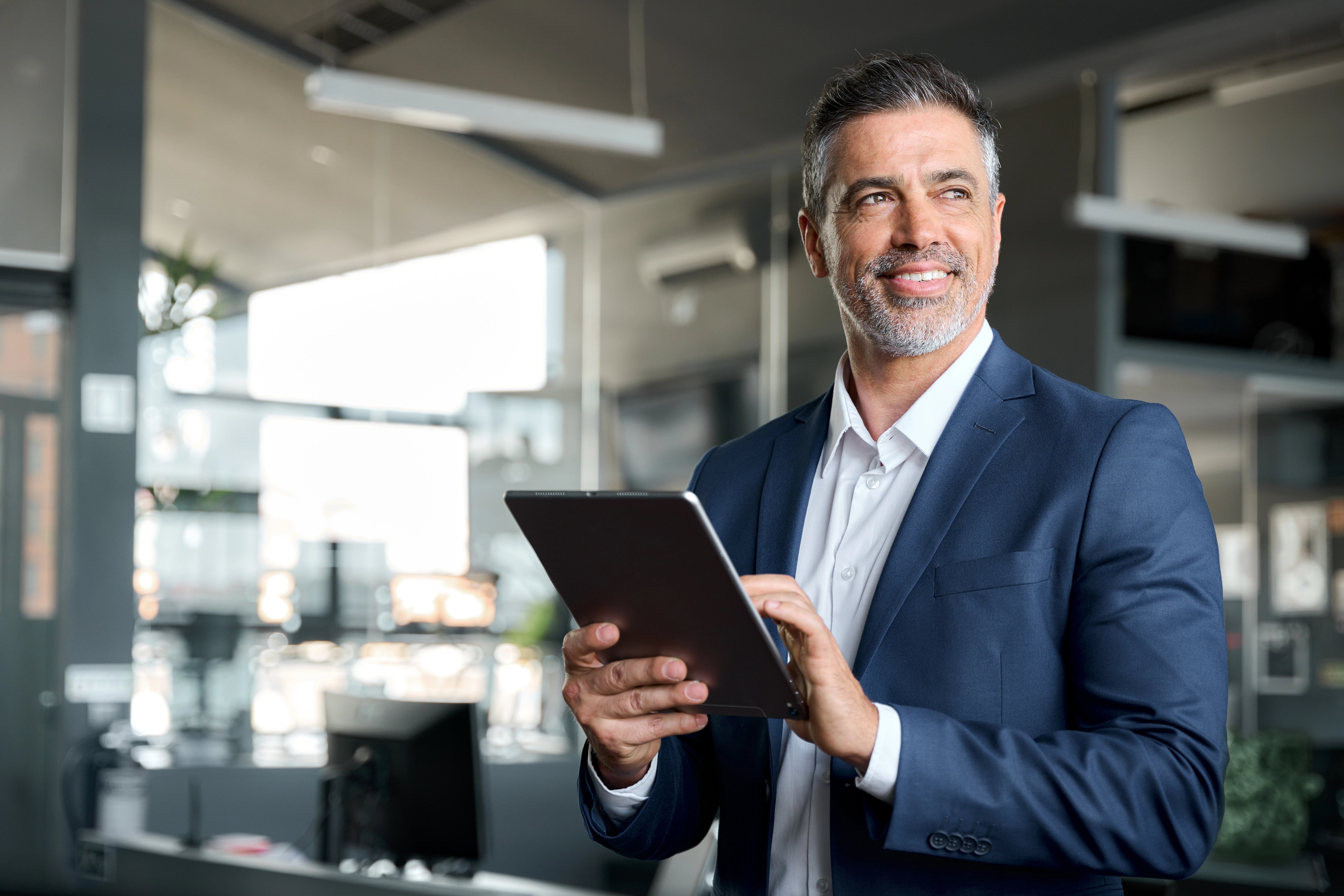 Executivo segurando tablet em ambiente corporativo